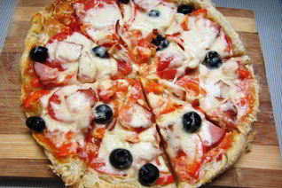 Пицца с помидорами