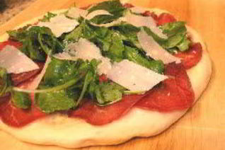 Пицца с рукколой и ветчиной
