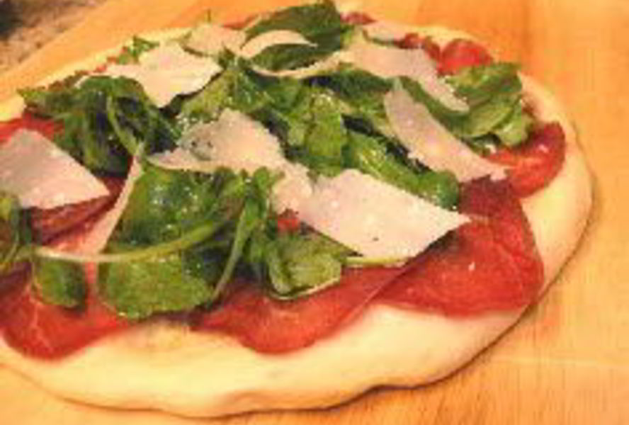 Пицца с рукколой и ветчиной