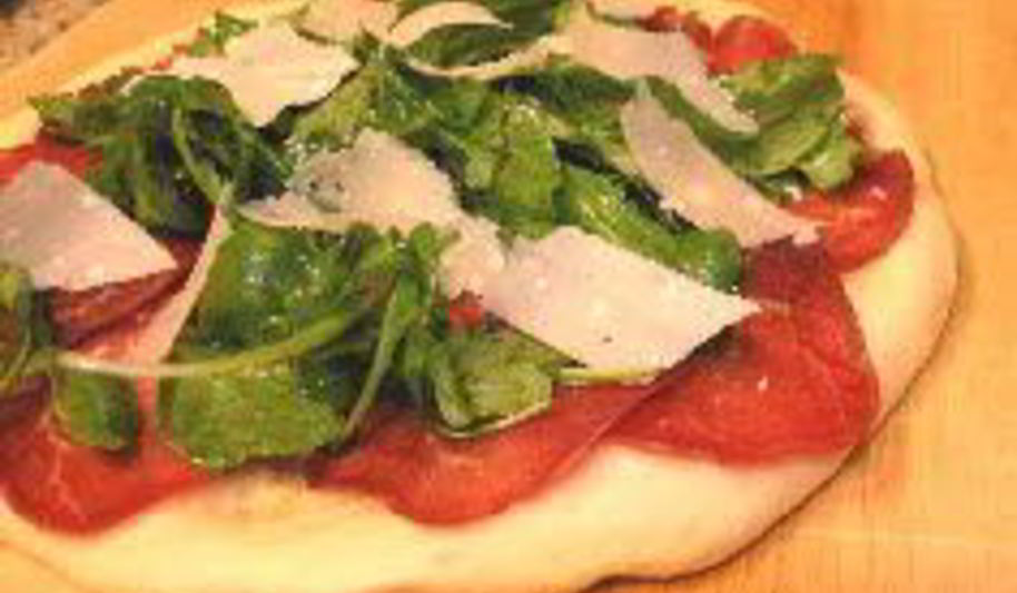 Рецепт пиццы с рукколой и ветчиной