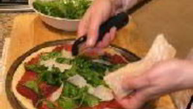 пицца с рукколой и ветчиной