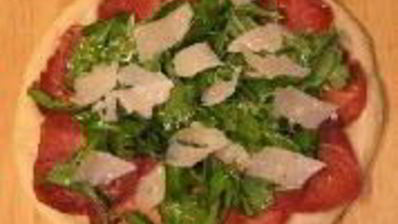 пицца с рукколой и ветчиной