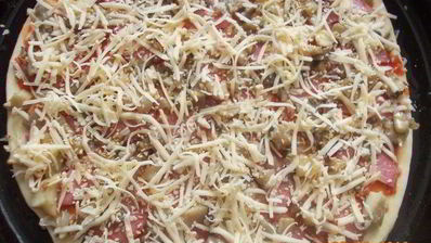 пицца с салями и грибами