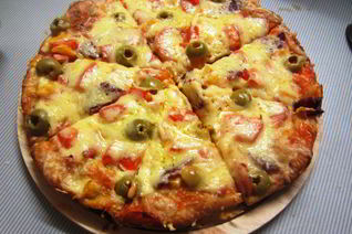 Пицца с салями и оливками