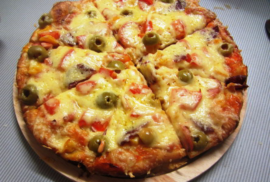 Пицца с салями и оливками