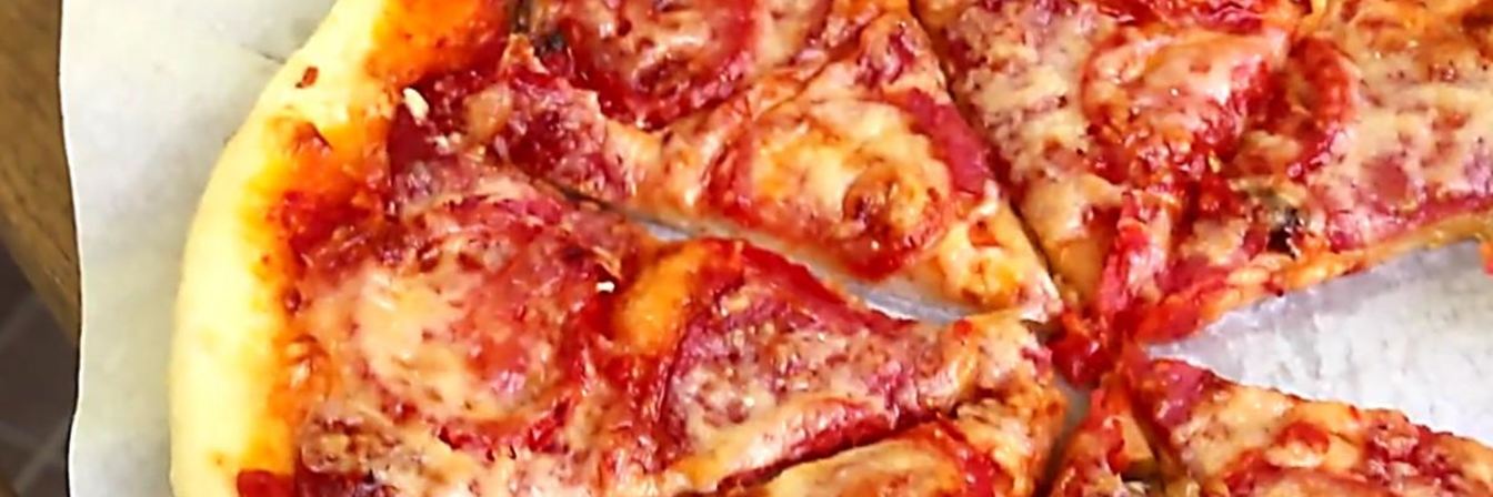 Пицца с салями колбасой и сыром