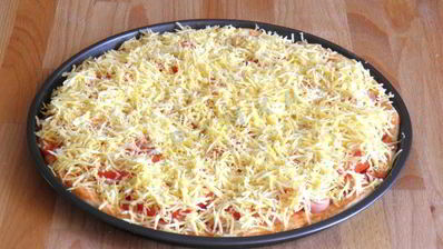 пицца с сосисками и сыром