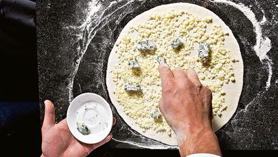 пицца с сыром и грушей