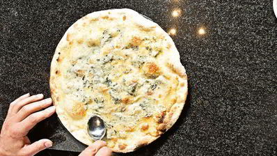 пицца с сыром и грушей