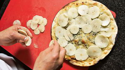 пицца с сыром и грушей