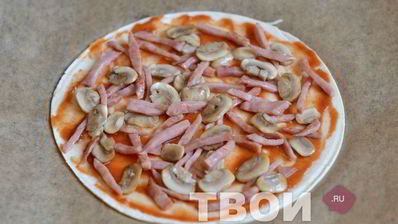 пицца с ветчиной и грибами