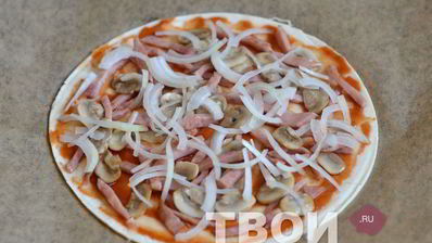 пицца с ветчиной и грибами