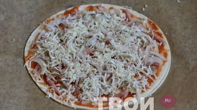пицца с ветчиной и грибами