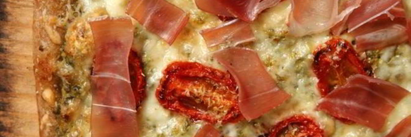 Пицца с ветчиной, козьим сыром и помидорами