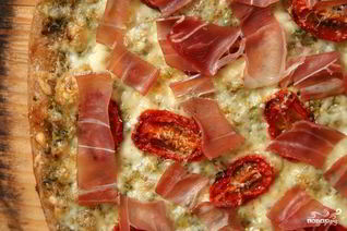 Пицца с ветчиной, козьим сыром и помидорами