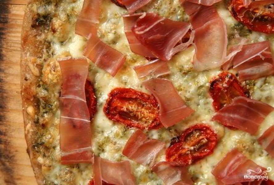 Пицца с ветчиной, козьим сыром и помидорами