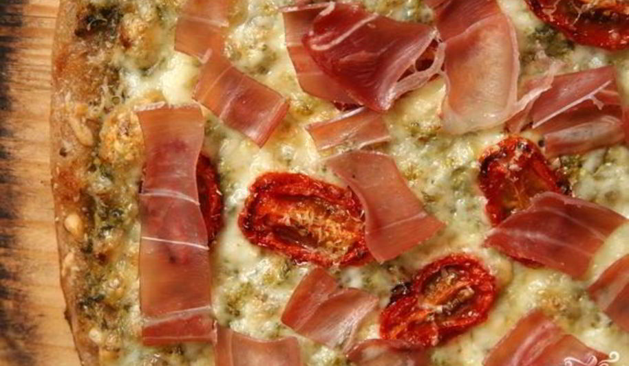 Рецепт пиццы с ветчиной, козьим сыром и помидорами