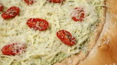 пицца с ветчиной, козьим сыром и помидорами