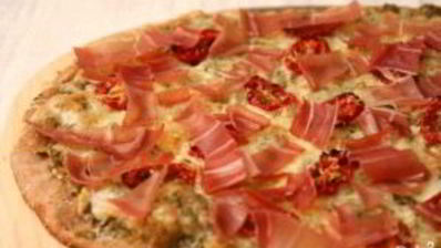 пицца с ветчиной, козьим сыром и помидорами