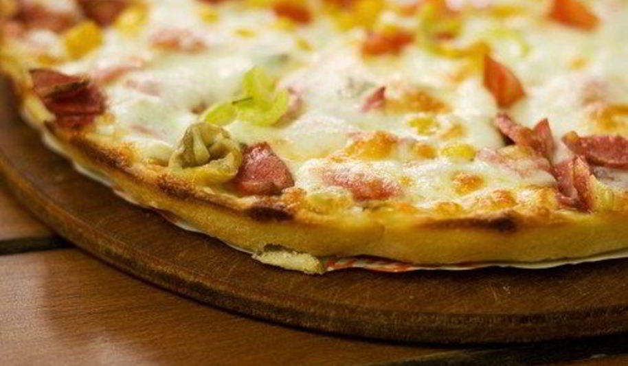 Рецепт пиццы со шпиком, брюссельской капустой и миндалем