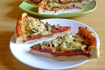 Пицца в духовке с колбасой и сыром