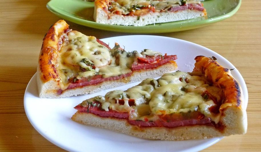 Рецепт пиццы в духовке с колбасой и сыром
