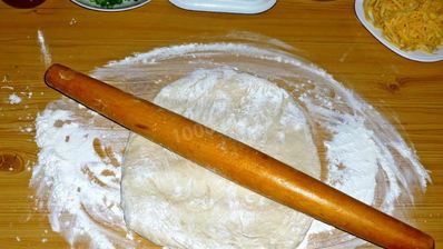 пицца в духовке с колбасой и сыром