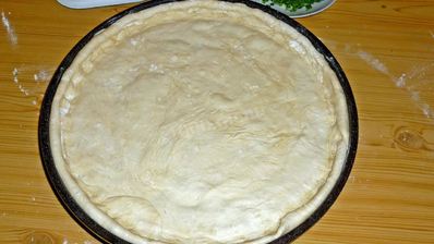 пицца в духовке с колбасой и сыром