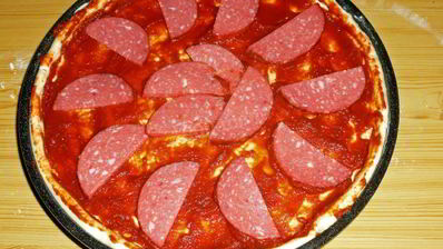 пицца в духовке с колбасой и сыром