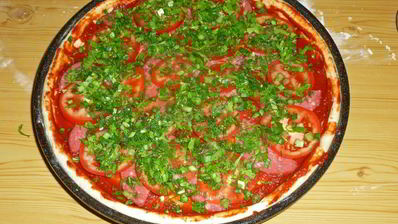 пицца в духовке с колбасой и сыром