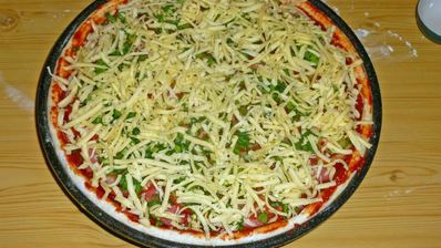 пицца в духовке с колбасой и сыром