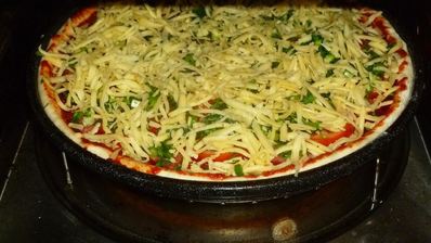 пицца в духовке с колбасой и сыром