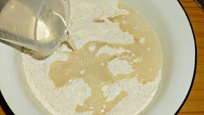 пицца в духовке с колбасой и сыром