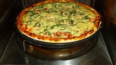 пицца в духовке с колбасой и сыром