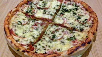 пицца в духовке с колбасой и сыром