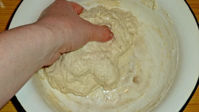 пицца в духовке с колбасой и сыром