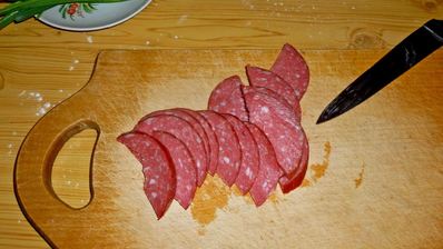 пицца в духовке с колбасой и сыром