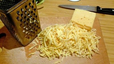 пицца в духовке с колбасой и сыром