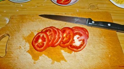 пицца в духовке с колбасой и сыром