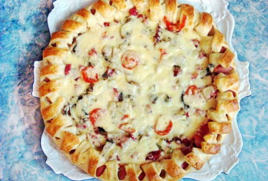 Праздничная пицца с солеными огурцами и колбасой
