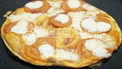 тонкая пицца с моцареллой