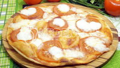 тонкая пицца с моцареллой