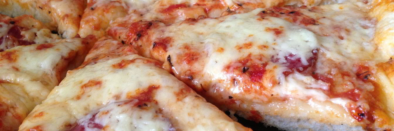 Воздушная пицца с салями и двумя видами сыра