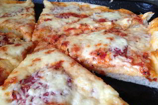 Воздушная пицца с салями и двумя видами сыра