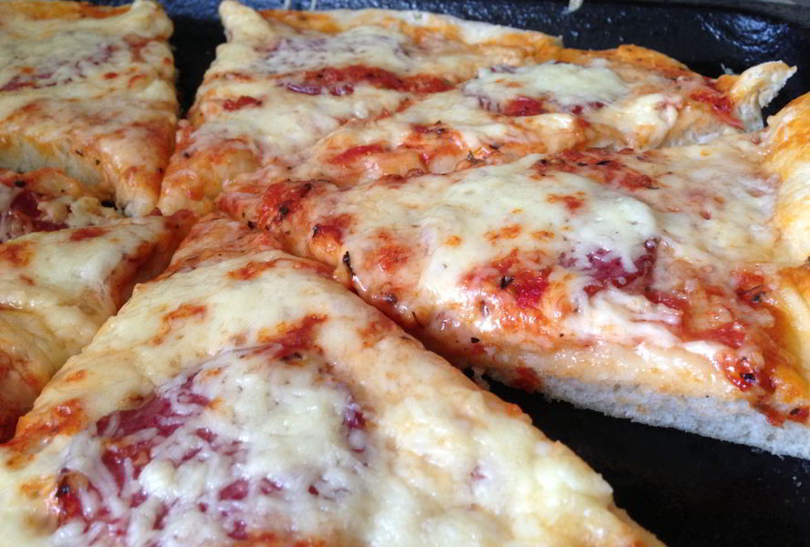 Воздушная пицца с салями и двумя видами сыра