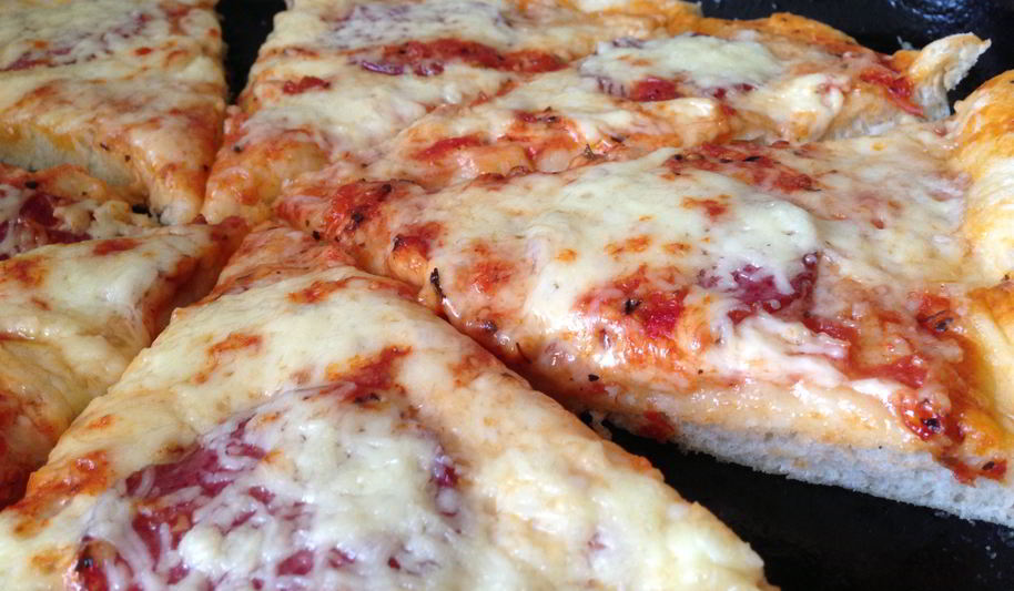 Рецепт воздушной пиццы с салями и двумя видами сыра