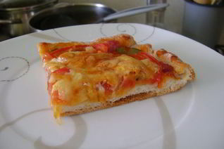 Золотистая пицца с ветчиной