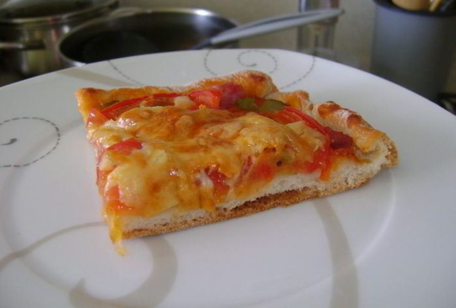 Золотистая пицца с ветчиной