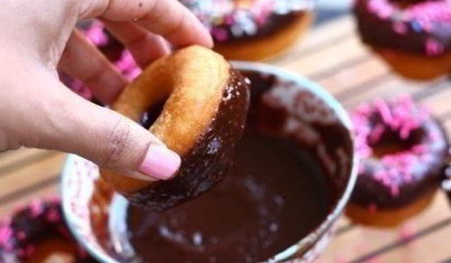 Рецепт аппетитных пончиков в шоколадной глазури