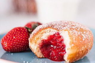 Пончики с клубникой дома